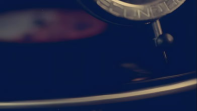 Napalony pasierb dzieli łóżko z macochą, pieprzył ją od tyłu jak byk i zrujnował jej cipkę, podczas gdy duże cycki podskakują