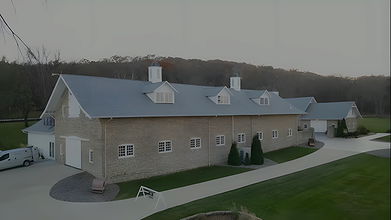 Pasierb zakrada się do prawdziwej macochy łóżko i niespodzianka pieprzy, milf duże cycki podskakują, podczas gdy tata jest pod prysznicem