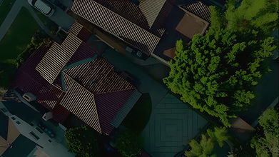 Piękna dziewczyna bawi się swoimi dużymi sutkami i dużymi piersiami w obcisłych leginsach i staniku sportowym uwodzi cię