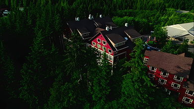 Piękna gorąca dziewczyna w seksownej czerwonej satynowej jedwabnej bieliźnie masturbuje się aż do ekstremalnych orgazmów