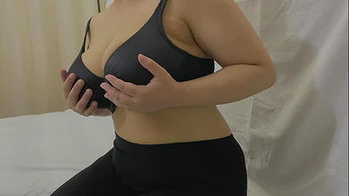 Piękna napalona dziewczyna w czarnym staniku liże sutki i odbijając jej duże cycki Bawi się z jej dużymi cyckami