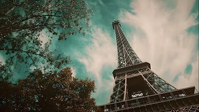 Piękna napalona dziewczyna z dużymi piersiami i dużym tyłkiem była taka napalona palcowania jej mokrej cipki masturbuje się do orgazmu