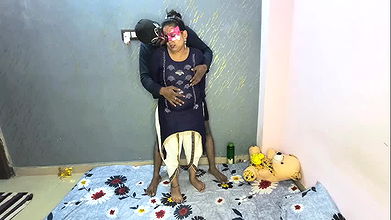 Przyrodni syn uprawia seks z macochą i jej przyrodnią siostrą w domu