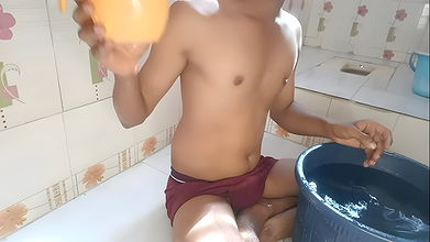 Przyrodnia siostra weszła do łazienki i złapała kutasa przyrodniego brata i zerżnęła