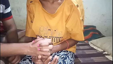 Sexy Tina Ne Pados Ke Ladke Ko Pta Ke Rat Me Apne Bedroom Me Bula Ke Apni Chudayi Karwai