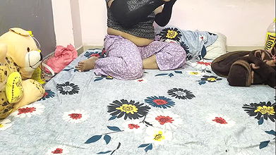 Sąsiadki przyrodnie siostry ruchają się razem, gdy ich mężów nie ma w domu