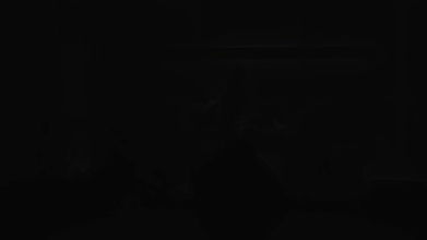 Wielkie cycki macocha staje się napalona, gdy pasierb ssie jej duże piersi i całuje jej sutki