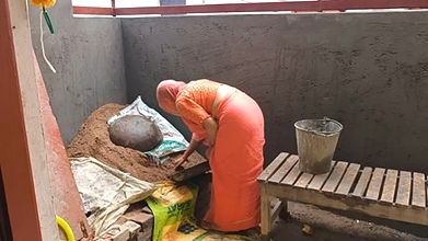 Owner has sex with young maid in afternoon, video in Hindi