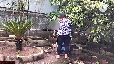 garden Girlfriend with boyfriend blowjob and fucking without condom