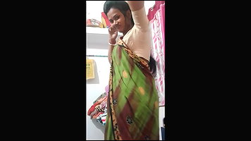 Sexy bhabhi striping sari and showing