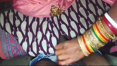 Indian bride apne husband se pehla baar sari me suhaagrat mana ke lund ka pani chut me dali.desi village housewife’s viral Hindi sex video