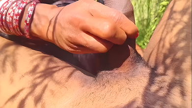 makan Malik ne apne Malkin wife Ghar se jungal me chod rahe the tab naukar madharchod ne video bana ke viral