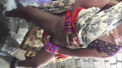 Suman hot girlfriend apne boyfriend ke samne chut me kela dal ke hard sex videos banai (hindi audio)