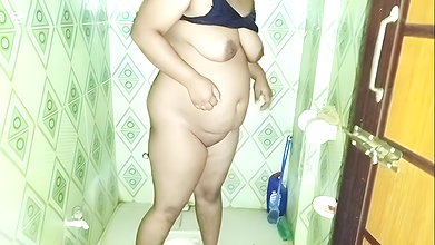 Desi newly married girl enjoy her boyfriend by hard fingering and faking in bathroom