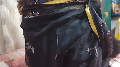 Bhabi black saree me chut dikha rahi