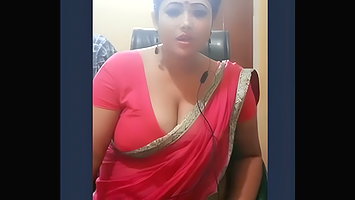 Desi soooo hooot married Aunty in Red saree wat a Figure