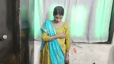 Rahul bhabhi ko dekh kar hila rha tha bhabhi ne pakar liya