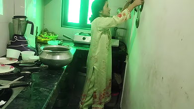 Desi naukrani ko Malik ne kitchen me land chusbaya