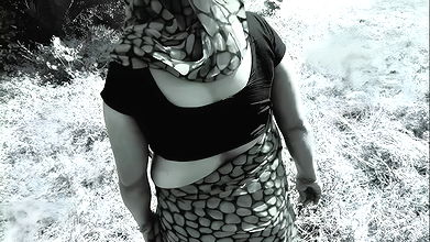 Aunty jungle me Mangal noukar se chudai karwayi jungle me