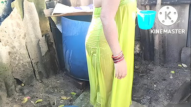 Bhabhi ki boobs aur ass good looking