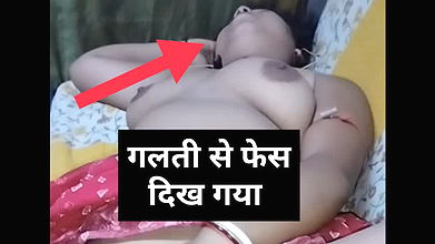 Bhabi sofe pe let k chut dikhaye huye