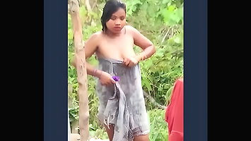 Desi Daring Bhabhi Showing Boooobs n pussy to L0ry Driver