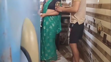 Desi kitchen mein bhabhi ki discount ki pani nikali dewar ne