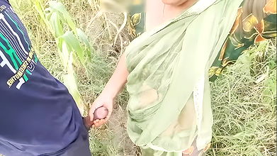 Desi Village Girl Makka Chori kar Rhi Thi, khet ke Malik ne chudai kar Diya hindi audio outdoor jaungalsex