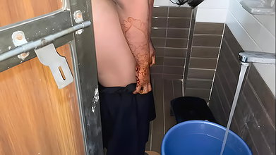 INDIAN RICH GIRL SEDUCED AND FUCKED BY WAITER , WHEN SHE WAS BATHING ALONE IN HOTEL ROOM