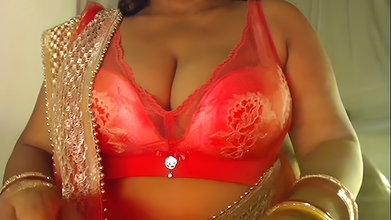 Desi Sexy Girl shows her boobs and does hot pussy fingering after becoming completely nude