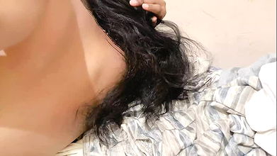 Girlfriend ne dikhai apni chut or Lund ko hilaya pani nikalne ki koshish