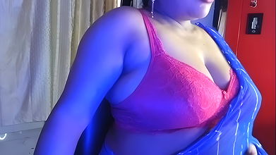 Desi hot sexy mature bhabhi girl fucking herself with dildo sex toy