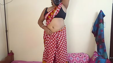 Indian Gorgeous Mom Sonia Peeing and Twerking in Sharee