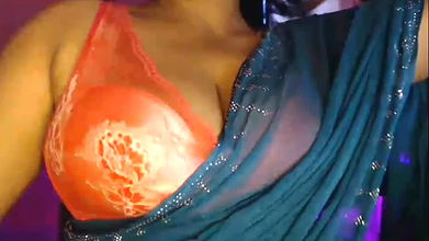 Hot Desi Boobs Show in Saree