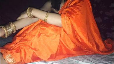 Bhabhi ji Akele Me kar rhi thi chut me ungli fir devar ne krdia kch aisa