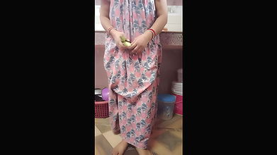 Hot sexy Kitu Bhabhi took out the water from the roof by filling brinjal in her pussy