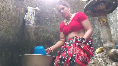 Desi indian bihari wife having bath and saree remove boob show in birth room