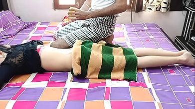 Nokar se krvayi house wife ne massage ke bahne chudayi desi Malkin ki chuda full HD desifilmy45 INDIAN WIFE HINDI SEX V