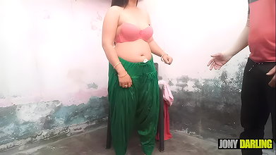 Mammy ko kapde change karte stepson chori chori dekh raha tha, mammy ne khoob danta aur chudayi karwaayi by Jony Darling