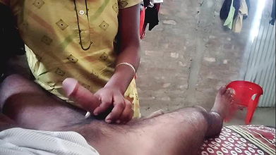 Dinēra bēlāẏa pāśēra bāṛi bhābira sāthē phula bhiḍi’ō mukha diẏē dilāma