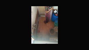 south tamil wife shaving pussy hair while bathing