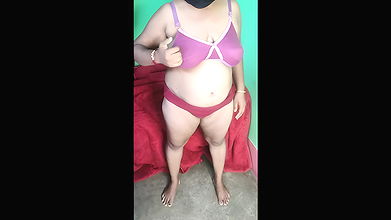 Desi young bhabi fingering her wet pussy too hot