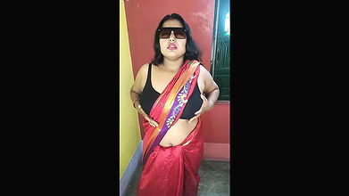 Horny Indian gorgeous mom showing her armpit and playing with her pussy closeup