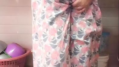 Hot sexy Kitu Bhabhi enjoyed her pussy by inserting her finger in it