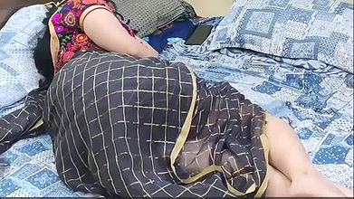 Thief sucking boobs of mallu aunty in Saree