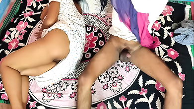 Raat me Soti huyi Jawan Bahan Ki Gaand – choot Dekh-sungkar muth mari