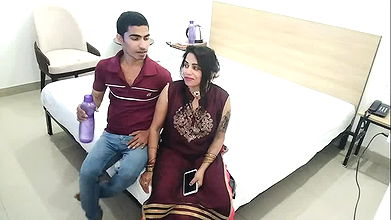 Raat me akeli bhabhi ke dever ne romance bhari baat ki aur pel diya