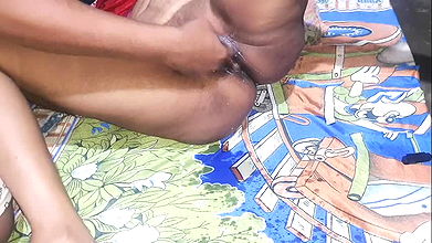 Horny Bhabi fingered and drained the water