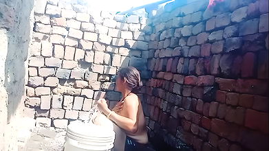 Girlfriend was taking a bath and she was fucked while taking a bath