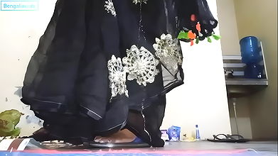 Bengali aunty kapda dho rahi thi chut dikha kar